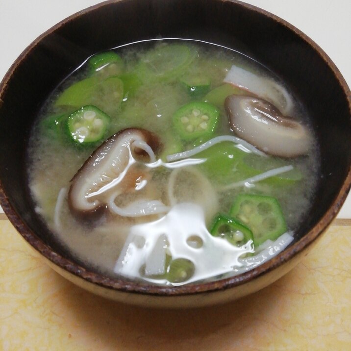 カニカマと長葱と椎茸の麦味噌汁